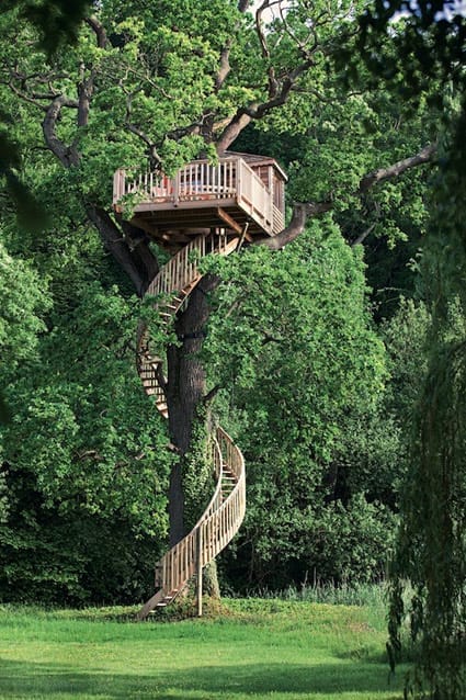 Baumhaus von La Cabane Perchée mit Wendeltreppe, die sich um den Baum windet